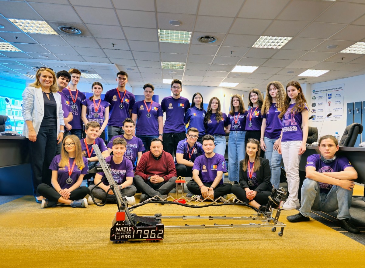 Primarul Andrei Liviu Volosevici a premiat echipa de robotică ploieșteană câștigătoare la Campionatul Mondial de Robotică “FIRST Tech Challenge”